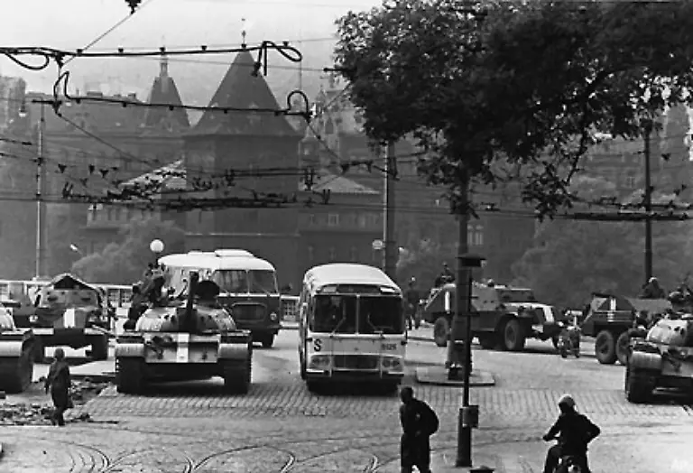 Als-im-August-1968-im-Grenzgebiet-der-DDR-die-zumeist-sowjetischen-Panzer-auffahren-ueberqueren-dabei-zwar-keine-Fahrzeuge-der-Nationalen-Volksarmee-die-Grenze-zur-Tschechoslowakei