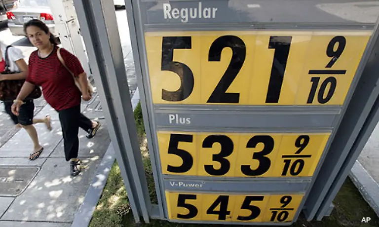 Im-Verhaeltnis-sogar-viel-staerker-als-in-Europa-Zwar-faehrt-man-mit-einem-Preis-von-umgerechnet-0-93-Euro-pro-Liter-fuer-europaeische-Verhaeltnisse-immer-noch-sehr-guenstig-aber-fuer-die-Amerikaner-sind-solche-Preise-dennoch-ein-Schock