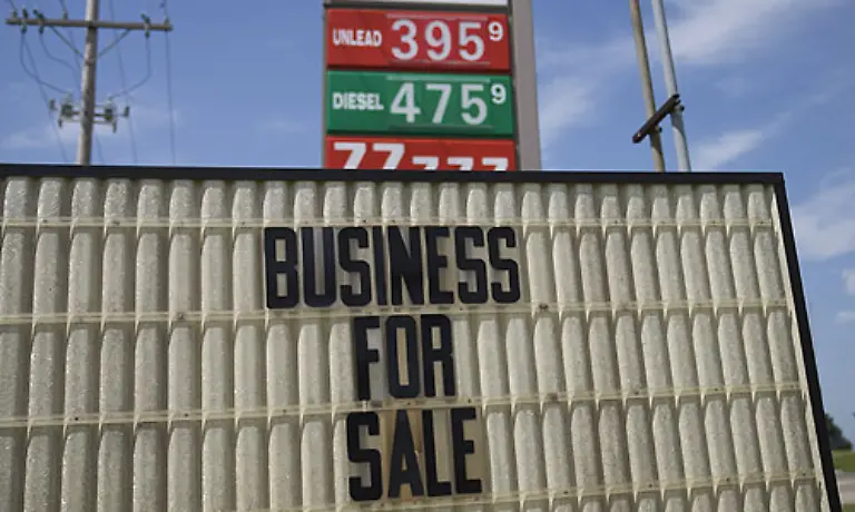 Und-ein-wirtschaftliches-Problem-Denn-kein-anderes-Land-ist-von-seinem-Aufbau-so-auf-das-Automobil-ausgerichtet-wie-die-Vereinigten-Staaten-Ein-oeffentliches-Transportsystem-gibt-es-vielerorts-nur-rudimentaer-ausserhalb-der-Grossstaedte-oft-gar-nicht