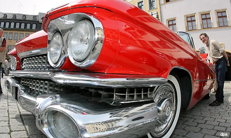 Die-opulente-Bauweise-der-US-Autos-wirkt-angesichts-der-Klimadiskussion-und-horrender-Spritpreise-antiquiert-Auch-wenn-die-Autos-der-aelteren-Generation-durchaus-zu-den-schoensten-ueberhaupt-gehoeren