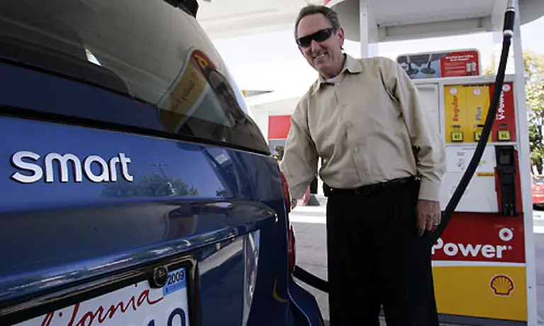 Beliebter-werden-hingegen-kleine-Spritsparer-wie-der-Smart-Seit-Januar-2008-wird-der-Kleinstwagen-dort-verkauft-Bereits-vor-Verkaufsstart-waren-50-000-Bestellungen-eingegangen-Eine-ungeahnte-Renaissance-fuer-den-Kleinen