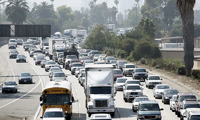 Langfristig-duerfte-sich-also-was-aendern-am-Strassenbild-der-USA-Doch-bisher-dominieren-noch-grosse-Kutschen-die-Highways-In-Europa-sind-die-meisten-Modelle-eher-unbekannt-Grund-genug-sich-einen-Ueberblick-ueber-den-US-Automarkt-zu-verschaffen