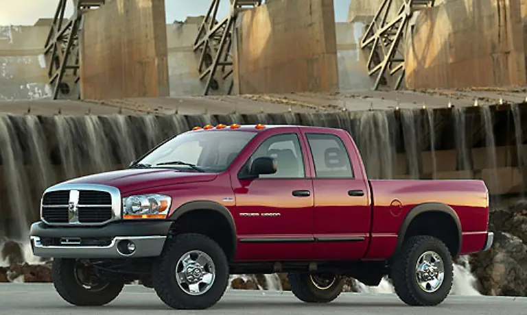 Sie-sind-die-bittere-Medizin-an-denen-die-US-Autoindustrie-krankt-Autos-wie-dieser-Dodge-Ram-hielten-die-Margen-hoch-Relativ-einfache-Technik-und-viel-Blech-sind-das-Grundkonzept-fuer-den-amerikanischen-Automobil-Traum