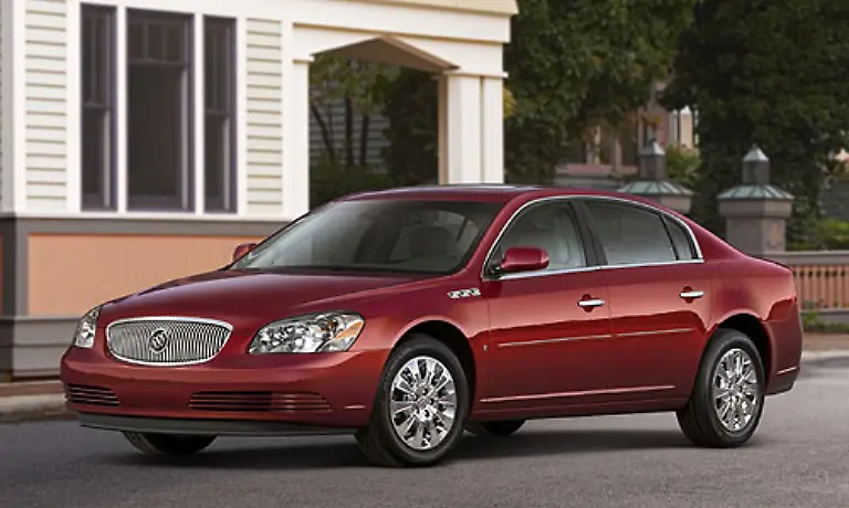 Den-Anfang-macht-Buick-Der-Lucerne-ist-eine-Limousine-der-Oberklasse-und-wurde-im-Februar-2005-vorgestellt-Die-beiden-Motor-Alternativen-sind-ein-V6-mit-3-6-Liter-und-ein-V8-mit-4-6-Liter-Hubraum