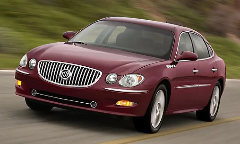 Etwas-kleiner-als-der-Lucerne-ist-der-Lacrosse-fuer-die-obere-Mittelklasse-gedacht-Mit-einem-Verbrauch-zwischen-10-und-14-Litern-ist-er-kaum-durstiger-als-seine-groesseren-Kollegen-Ob-die-Werte-auch-fuer-den-5-3-Liter-Motor-zu-halten-sind-ist-aber-fraglich