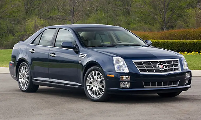 Die-derzeit-groesste-Limousine-von-Caddy-ist-der-STS-Die-ganz-grossen-Autos-wie-einst-der-Fleetwood-hat-der-Edel-Produzent-nicht-mehr-im-Programm-Der-Verbrauch-liegt-bei-14-Litern-im-Schnitt-und-der-CO2-Wert-bei-336-g-km