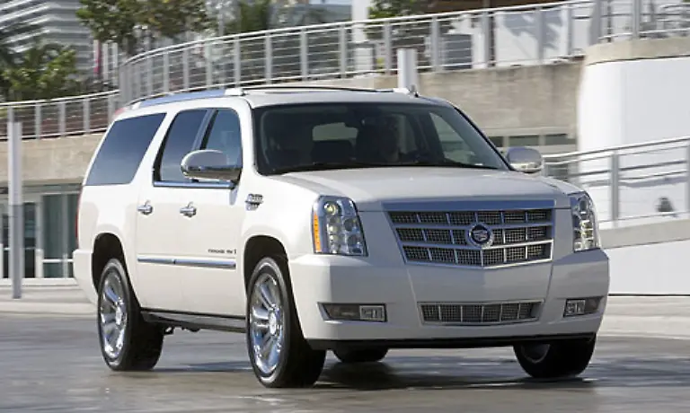 Ein-SUV-in-Extra-Large-Der-Cadillac-Escalade-wird-nur-mit-V8-Motoren-ausgeliefert-Alles-andere-waere-bei-einem-Auto-mit-drei-Tonnen-auch-nicht-mehr-tragbar-Der-Verbrauch-soll-sich-zwischen-17-Litern-in-der-Stadt-und-12-5-Litern-auf-100-Kilometern-bewegen