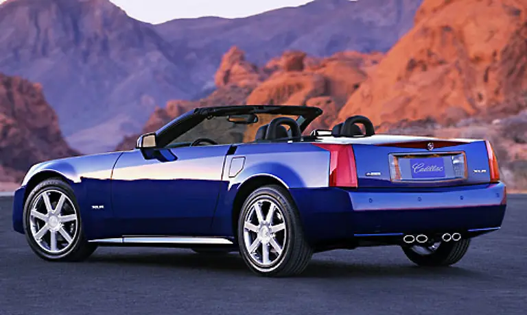 Auch-Caddy-froent-dem-Trend-zum-Stahlklappdach-Der-XLR-ist-ein-reinrassiger-Sportwagen-amerikanischer-Bauart-mit-4-6-Liter-V8-Motor-der-bis-zu-449-PS-leistet-In-der-Kompressor-Version-verbraucht-der-Cadillac-14-9-Liter-im-Schnitt