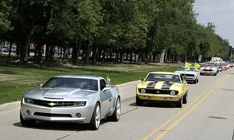Chevrolet-hat-einen-starken-Imagewandel-in-den-letzten-Jahren-erfahren-Innerhalb-des-General-Motors-Konzerns-wird-Chevy-zur-Billigmarke-vor-allem-fuer-die-asiatischen-Maerkte-Der-Camaro-fand-sein-Ende-2002-Er-entstand-als-Konkurrenz-zu-Fords-Mustang