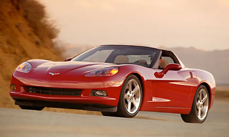 Noch-amerikanischer-noch-mehr-Muscle-Car-Die-Corvette-ist-neben-dem-Mustang-sicher-d-e-r-amerikanische-Sportwagen-Eine-Ikone-wie-Ferrari-oder-Porsche-Im-Vordergrund-stand-allerdings-immer-ein-gutes-Preis-Leistungs-Verhaeltnis-Ab-50-000-Dollar-zu-haben