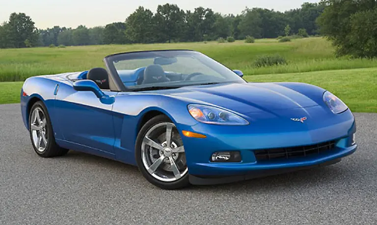 Dazu-gehoert-natuerlich-ein-Motor-mit-acht-Zylindern-und-436-PS-Mittlerweile-wird-der-Sportwagen-in-der-sechsten-Auflage-gebaut-und-hat-ganze-Generationen-von-PS-Fans-begeistert-auch-in-Europa