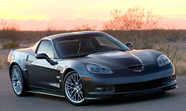 Die-neueste-Generation-ZR1-ist-eine-Antwort-auf-Dodges-Viper-Satte-647-PS-hat-diese-Corvette-zu-bieten-gewonnen-aus-einem-Voll-Aluminium-V8-mit-6-2-Liter-Hubraum-Der-Verbrauch-wird-vom-Hersteller-mit-9-Litern-auf-der-Autobahn-und-14-7-in-der-Stadt-angegeben