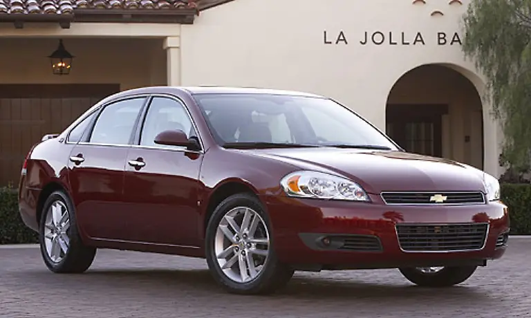 In-der-Mittelklasse-bietet-Chevy-den-Impala-an-Er-ist-ein-beliebtes-Polizeiauto-in-den-USA-In-der-normalen-Version-hat-er-einen-3-9-Liter-V6-Motor-mit-240-PS-Das-staerkere-Modell-hat-5-3-Liter-und-303-PS-Verbrauch-14-Liter-in-der-Stadt-und-8-5-auf-der-Autobahn