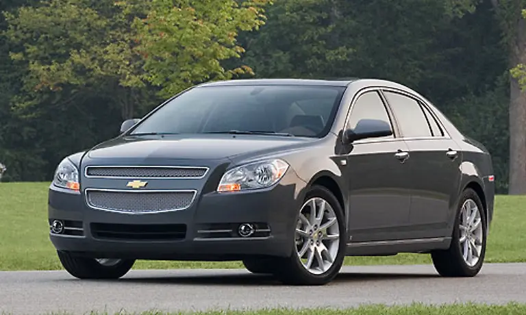 Ebenfalls-in-der-Mittelklasse-tritt-der-Chevrolet-Malibu-an-Er-basiert-auf-der-Epsilon-Plattform-die-er-sich-mit-dem-Opel-Vectra-und-Signum-teilt-Der-Verbrauch-wird-mit-acht-Litern-fuer-Autobahn-und-13-fuer-die-Stadt-angegeben-was-fuer-amerikanische-Verhaeltnisse-sehr-sparsam-ist