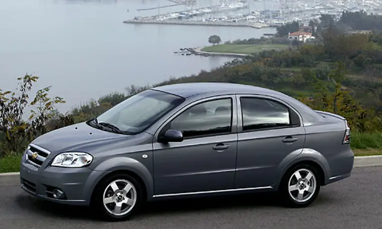 Der-Aveao-ist-der-Kleinste-von-Chevrolet-fuer-den-US-Markt-und-kommt-aus-der-Kooperation-mit-Daewoo-Es-gibt-zwei-Vierzylinder-Motoren-mit-1-2-und-1-4-Litern-Der-Verbrauch-liegt-zwischen-sieben-und-neun-Litern