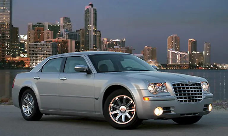Chrysler-schickt-in-der-Oberklasse-sein-Modell-300-ins-Rennen-Neben-den-V6-und-V8-Motoren-hat-Chrysler-als-Erbe-aus-der-Ehe-mit-Daimler-auch-einen-Drei-Liter-Diesel-Motor-im-Angebot-bald-sogar-mit-BlueTec-Die-Achtzylinder-verbrauchen-zwischen-10-und-15-Liter