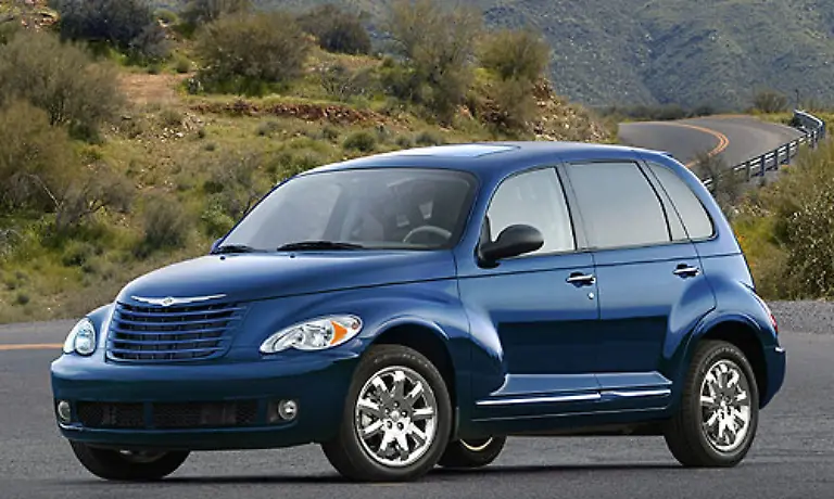 Der-PT-Cruiser-von-Chrysler-wird-ebenso-in-Europa-angeboten-Mit-seinen-Vierzylinder-Motoren-gehoert-der-Retro-Van-zu-den-kleineren-Autos-in-den-USA-Zwischen-zehn-und-14-Liter-nimmt-er-mit-Motoren-zwischen-150-und-180-PS