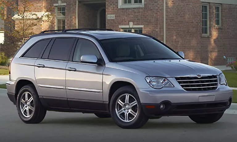 Mit-dem-Pacifica-hat-Chrysler-eine-Art-Kombi-im-Angebot-Die-sind-in-den-USA-nicht-sonderlich-beliebt-Der-Crossover-geht-als-Mid-Size-Van-durch-Die-V6-Maschinen-benoetigen-16-8-Liter-in-der-Stadt-und-10-7-auf-dem-Highway