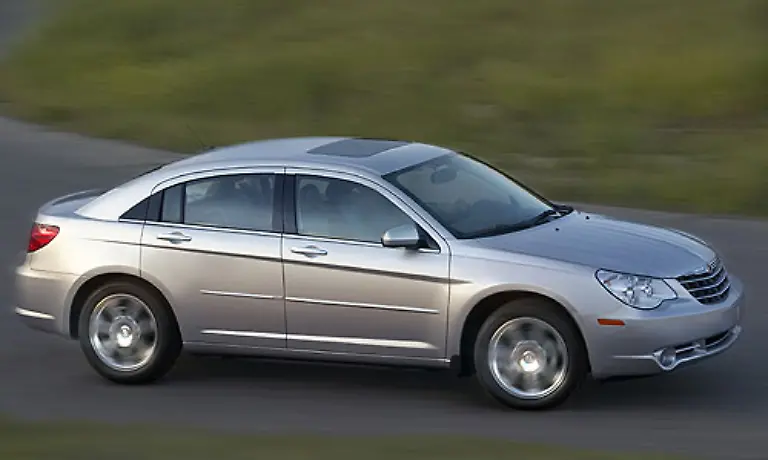 Auch-den-Sebring-koennen-Europaeer-erwerben-Der-Vierzylinder-Motor-mit-173-PS-ist-nach-Herstellerangaben-mit-11-Litern-in-der-Stadt-und-7-8-auf-dem-Land-sogar-ein-Sparwunder-Die-3-5-Liter-Maschine-ist-mit-15-7-beziehungsweise-10-Litern-weitaus-durstiger