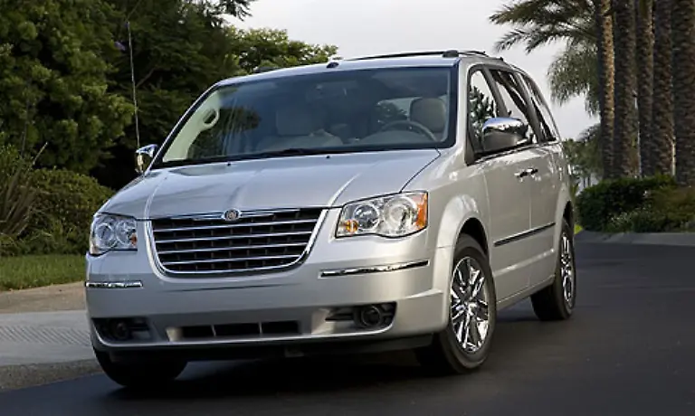 Town-Country-heisst-dieser-Van-und-der-Name-ist-Programm-Auch-hier-setzt-Chrysler-seine-Sechszylindermotoren-ein-Der-Verbrauch-des-Mini-Vans-liegt-zwischen-14-7-und-10-7-Litern-In-Deutschland-ist-das-Modell-Grand-Voyager-an-das-Modell-angelehnt
