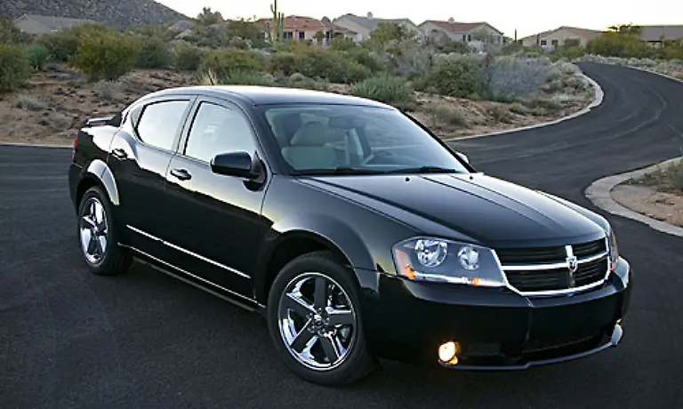 Der-Dodge-Avenger-kam-2007-in-einer-kompletten-Neuauflage-auf-den-Markt-Wesentlich-sportlicher-ist-er-geworden-Mit-12-4-und-8-7-Litern-Verbrauch-zeigt-sich-die-Obere-Mittelklasse-Limousine-relativ-genuegsam