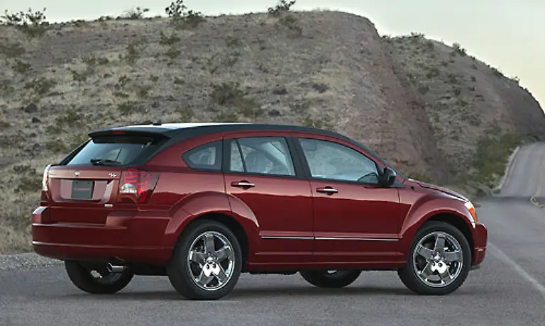 Der-Caliber-ist-eine-Kompakt-Limousine-die-auf-der-Plattform-des-Jeep-Patriot-gebaut-wird-Er-ist-das-erste-Dodge-Modell-nach-der-Viper-das-in-Europa-angeboten-wird-Da-nur-Vierzylinder-Motoren-angeboten-werden-ist-der-Verbrauch-mit-11-oder-9-Litern-moderat