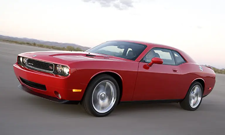 Ganz-anders-dagegen-der-Challenger-Ein-V8-Big-Block-Motor-mit-6-1-Liter-Hubraum-und-425-PS-bewegen-das-Muscle-Car-vorwaerts-Dazu-braucht-der-Challenger-aber-auch-zwischen-13-und-18-Liter-Sprit