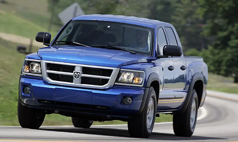 Der-Dakota-ist-ein-klassischer-Pickup-Man-kann-foermlich-Rinderherden-riechen-und-Folk-hoeren-Die-Plattform-teilt-er-sich-mit-dem-Ram-und-dem-Durango-Im-Gegensatz-zum-Ram-hat-er-aber-vier-Tueren-und-vier-bis-sechs-Sitze-Der-Verbrauch-liegt-zwischen-11-und-16-Litern