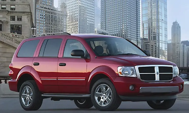 Der-Dodge-Durango-ist-ein-Grossraum-SUV-mit-starker-Motorisierung-210-PS-bis-335-PS-bewegen-dieses-Vehikel-gewonnen-aus-V6-oder-V8-Motoren-Durch-das-hohe-Gewicht-schluckt-der-Durango-auch-ordentliche-17-Liter-in-der-Stadt-und-12-5-auf-der-Autobahn