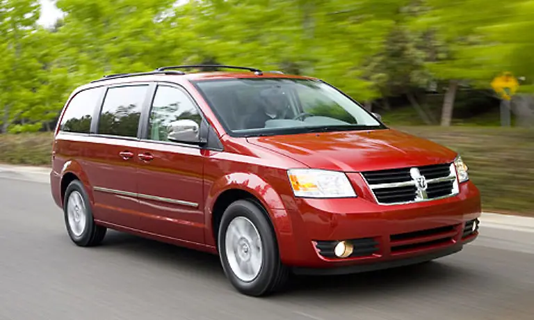 Um-noch-eins-draufzusetzen-hat-Dodge-den-Grand-Caravan-im-Programm-Der-hat-zwar-V8-Motoren-die-aber-mit-170-PS-aufwaerts-relativ-bescheiden-bestueckt-sind-Doch-der-Verbrauch-ist-mit-14-beziehungsweise-11-Litern-immer-noch-recht-flott