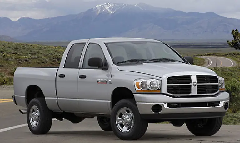 Dodges-Ram-ist-der-Inbegriff-des-amerikanischen-Pickups-Zwischen-215-und-345-PS-treiben-diesen-Lkw-an-Unter-sechs-Zylindern-wird-in-dieses-Auto-nichts-eingebaut-die-Regel-sind-acht-Zylinder-Nicht-zu-knapp-ist-auch-der-Verbrauch-zwischen-15-und-20-Litern