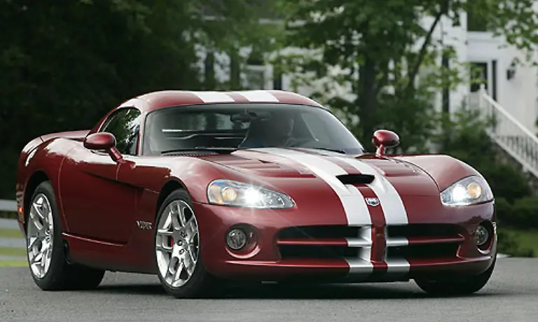 Kaum-weniger-amerikanisch-als-die-Corvette-ist-Dodges-Viper-600-Pferdestaerken-machen-das-Auto-zum-Geschoss-dass-weniger-als-vier-Sekunden-auf-100-km-h-braucht-Auf-der-Autobahn-soll-die-Viper-rund-11-Liter-verbrauchen-Ansonsten-huellt-man-sich-in-Schweigen