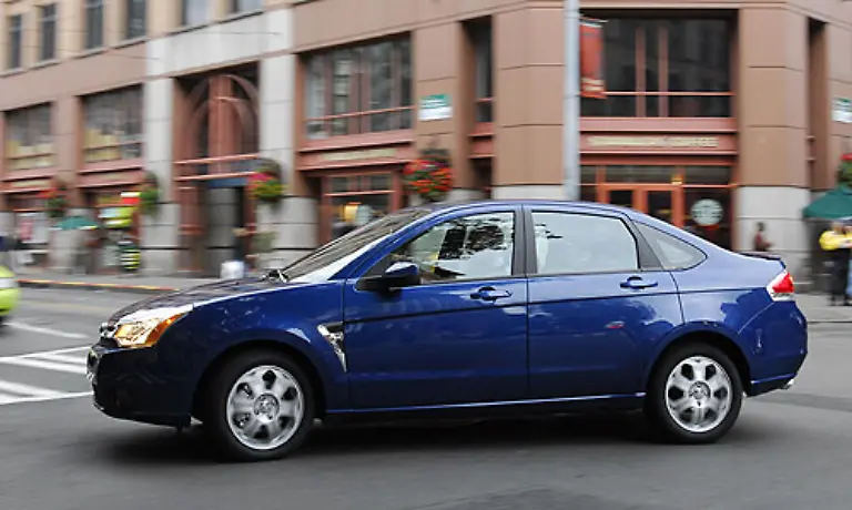 Auch-der-Focus-wird-seit-einigen-Jahren-in-den-USA-angeboten-und-teilweise-dort-gefertigt-Innerhalb-der-Ford-Familie-kann-er-mit-hervorragenden-Verbrauchswerten-glaenzen-9-8-Liter-in-der-Stadt-und-6-7-auf-der-Autobahn-sind-konkurrenzlos-im-Konzern