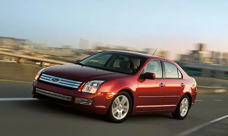 Eine-Klasse-darueber-rangiert-der-Fusion-In-Europa-ein-langgestreckter-Fiesta-ist-er-in-den-USA-ein-eigenstaendiges-Modell-Das-Auto-hat-die-Bodengruppe-des-Mazda-6-und-ist-mit-einem-Verbrauch-von-8-bis-12-Litern-auch-ein-genuegsamer-Zeitgenosse