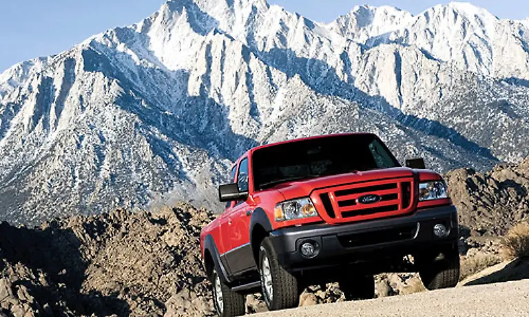 Der-Ranger-ist-ebenfalls-ein-Klassiker-unter-den-Pickups-Allerdings-gehoert-er-zu-den-billigen-und-verhaeltnismaessig-schwach-motorisierten-US-Autos-Ab-15-000-Dollar-ist-er-zu-haben-und-bietet-maximal-207-PS-Verbrauch-9-Liter-Stadt-und-11-5-Liter-Autobahn