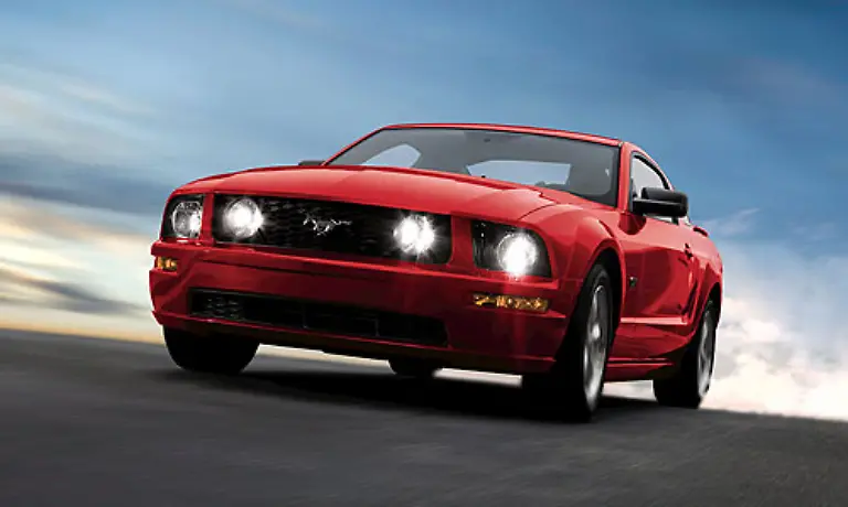 Ein-Muscle-Car-par-excellence-Der-Ford-Mustang-loeste-den-Thunderbird-als-Top-Sportwagen-von-Ford-ab-Mit-grossem-Werbeaufwand-wurde-er-1964-auf-den-Markt-gebracht-und-haelt-bis-heute-den-Rekord-von-680-000-im-ersten-Modelljahr-verkauften-Fahrzeugen