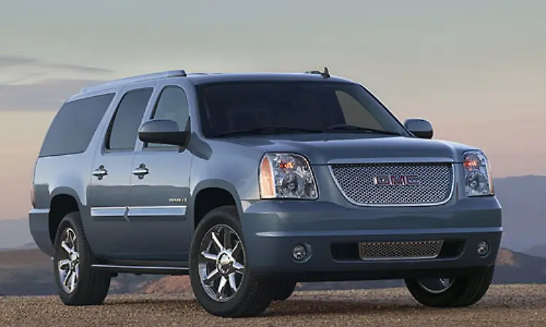 Der-Yukon-ist-das-groesste-SUV-von-GMC-Die-Motorenpalette-wird-von-V8-Motoren-mit-Hubraeumen-zwischen-5-3-und-6-2-Litern-gepraegt-Das-Spitzenmodell-genehmigt-sich-zwischen-14-Litern-auf-der-Autobahn-und-20-Litern-in-der-Stadt