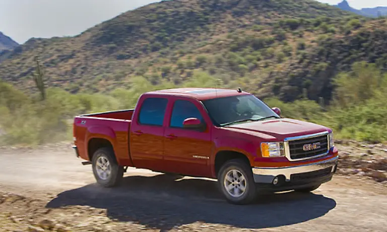 Das-zweite-Erfolgsmodell-von-GMC-ist-der-grosse-Pickup-Sierra-Er-ist-baugleich-mit-dem-Chevrolet-Silverado-und-wird-ausgestattet-mit-V6-oder-V8-Motoren-Die-Baugruppe-war-noch-2007-das-zweitmeistverkaufte-Volumen-Modell-in-den-USA