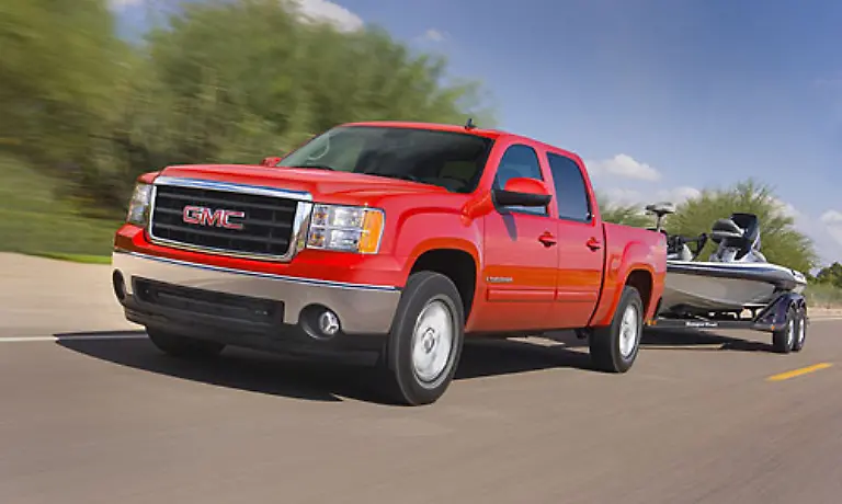 Der-kleinere-V8-Motor-mit-5-3-Liter-begnuegt-sich-noch-mit-10-bis-14-Litern-Das-Spitzenmodell-mit-6-2-Liter-Hubraum-goennt-sich-dagegen-13-bis-20-Liter-auf-100-Kilometer