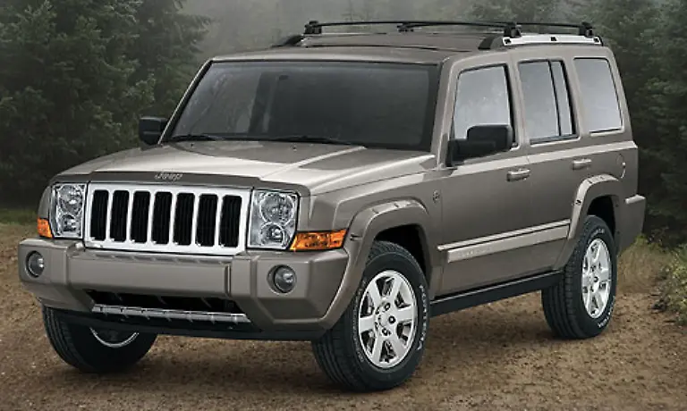 Mit-viel-Tradition-aus-der-militaerischen-Historie-ist-Jeep-damals-wie-heute-auf-Gelaendewagen-spezialisiert-Der-Commander-ist-das-Spitzenmodell-der-Marke-und-auch-der-durstigste-Er-verbraucht-zwischen-14-und-19-Liter