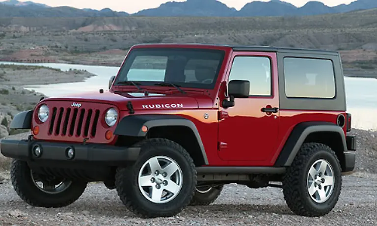 Der-Wrangler-ist-der-Klassiker-unter-den-Jeep-Modellen-Vom-Aeusseren-her-hat-er-sich-seit-dem-Zweiten-Weltkrieg-kaum-veraendert-Die-3-8-Liter-V6-Motoren-verbrauchen-zwischen-12-und-16-Liter