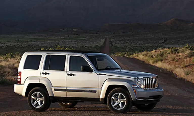 Der-Jeep-Liberty-wird-in-Europa-als-Cherokee-vertrieben-Er-ist-ein-recht-luxurioeser-Gelaendegaenger-und-wird-mit-V6-Motoren-ausgestattet-Diese-verbrauchen-zwischen-12-und-16-Liter-auf-100-Kilometer