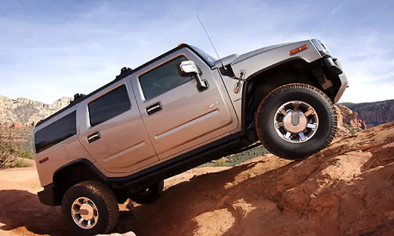Der-Hummer-ist-zum-Sinnbild-fuer-us-amerikanische-Automobile-geworden-Das-Auto-entstammt-eigentlich-dem-Militaer-Gelaendewagen-HMMWV-und-wurde-in-den-fruehen-neunziger-Jahren-von-AM-als-ziviles-Fahrzeug-aufgelegt