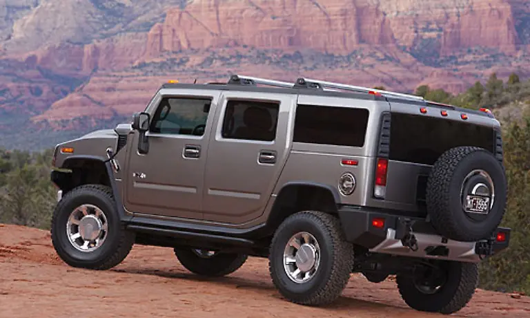 Richtig-bekannt-wurde-er-durch-den-zweiten-Golfkrieg-Anfang-der-neunziger-Jahre-1999-wurde-die-Marke-an-den-General-Motors-Konzern-verkauft-Der-Hummer-H1-wird-immer-noch-von-AM-gebaut-Der-H2-im-Bild-ist-bereits-eine-Eigenentwicklung