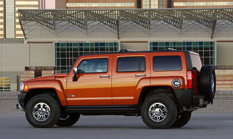 Der-Hummer-H3-ist-dagegen-etwas-billiger-Er-kostet-nur-rund-34-000-Dollar-und-bringt-einen-3-7-Liter-Aluminium-V6-mit-Der-Verbrauch-liegt-zwischen-12-und-16-Litern-Bei-ihm-hat-sich-der-Absatz-nur-halbiert