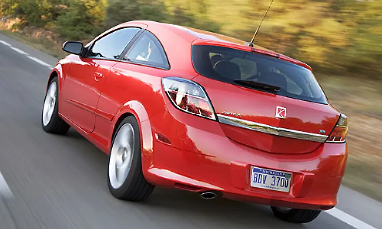 Die-Marke-Opel-hingegen-erlebt-einen-ungeahnten-Bedeutungsaufschwung-Unter-dem-Namen-Saturn-finden-Opel-Modelle-aehnlich-wie-bei-Ford-auch-ihren-Weg-in-die-USA-Der-Astra-ist-mit-einem-Verbrauch-zwischen-9-8-und-7-3-Litern-dort-ein-Sparwunder