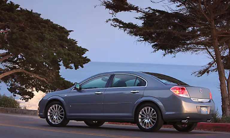 Allerdings-liegen-kompakte-Autos-mit-Fliessheck-einfach-nicht-im-Geschmack-der-US-Bevoelkerung-Daher-gibt-es-den-Aura-als-als-Stufenhecklimousine-auf-Basis-des-Opel-Vectra