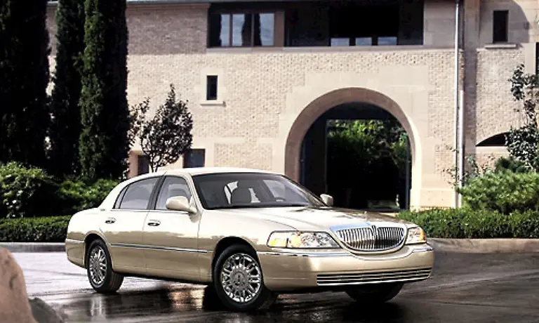 Die-Marke-Lincoln-steht-fuer-automobilen-Luxus-in-den-USA-Das-aus-dem-Continental-hervorgegangene-Town-Car-ist-das-Vorzeigemodell-der-Marke-Preise-ab-45-000-Euro-und-V8-Motoren-mit-239-PS-kennzeichnen-das-Auto-Der-Verbrauch-liegt-zwischen-11-und-16-Litern