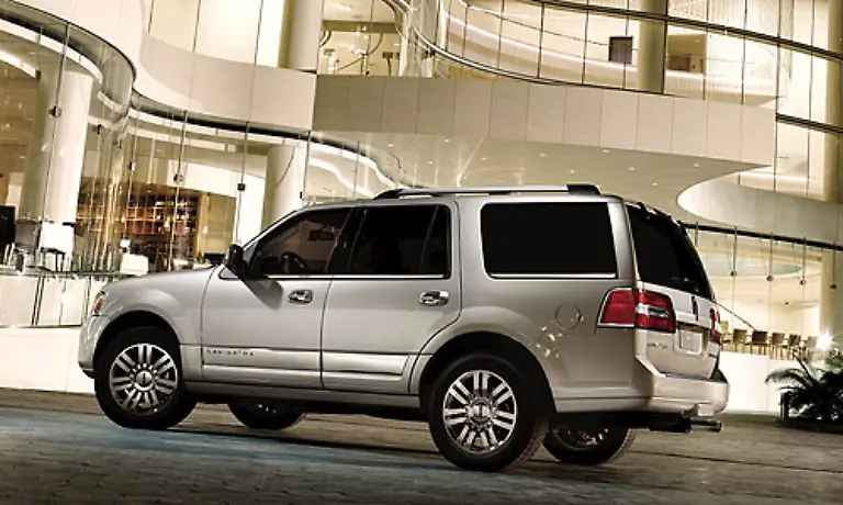 Beim-Navigator-packt-Lincoln-eine-Schippe-drauf-Der-Motor-hat-acht-Zylinder-leistet-300-PS-und-die-Abmasse-sind-noch-groesser-Dementsprechend-ist-auch-der-Durst-staerker-Der-Verbrauch-liegt-zwischen-14-und-20-Litern