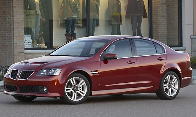 Sportliche-Fahrzeuge-im-mittleren-Preissegment-bietet-Pontiac-Der-G8-ist-eine-nagelneue-Limousine-der-oberen-Mittelklasse-Basismotor-ist-V6-mit-260-PS-Die-Spitze-bildet-der-bei-GM-immer-wieder-verwendete-6-2-Liter-V8-Motor